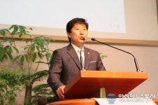 서봉석 남부연회 논산지방 회장 사회보며