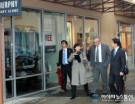 아울렛 매장을 살펴보는 김도지사