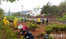 진해구 웅천동, 주민들과 함께 서중소류지 공터 꽃나무 식재