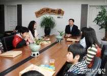 화정초등학생들의 시청 봄 나들이
