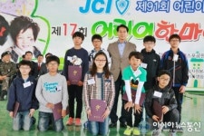 모범어린이와 기념촬영하는 임광원 울진군수