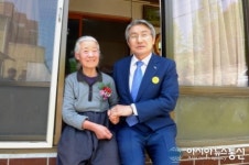 박승호 포항시장, 무의탁 노인찾아 눈물의 카네이션
