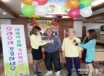 정읍시, 신태인읍사무소 ‘카네이션 달아드리는 행복민원실’
