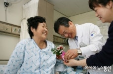 대전산재병원, 카네이션 달아주기 행사 개최