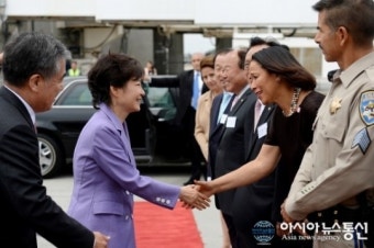 박근혜 대통령, 환송인사들과 악수
