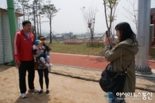 백석생활체육공원 야구장서 포즈 취하고 있는 양준혁 야구재단 이사장