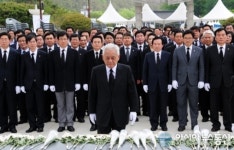 김한길 대표, 국립 5.18민주묘지 참배