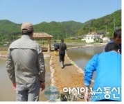 거제 연초면 주민자치위, 연꽃심기 구슬땀
