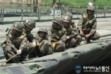 임진강변 부교 설치 위해 줄을 당기고 있는 공병대