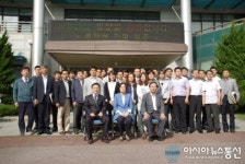 평택항만청에서 기념사진 찍는 윤진숙 장관