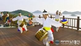 양손으로 치는 독특한 진도북춤