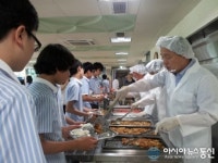 김철민 시장,신길중학교 급식실 방문, 배식과 시식 체험