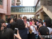 여학생들에게 둘러 쌓인 이석현 선수