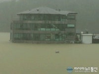 경기북부 집중 호우...포천 산정호수 수상카페 물에 잠겨