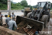 5군단 장병들 군 장비 동원 포천 영평천 수해복구 지원
