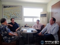 정판용 경남도의회 부의장, 지인들과 대화
