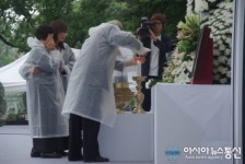 (주)에스피씨지에프에스 광동제약식품공장구내식당 | [최수부 회장 영결식] 분향하는 유족들