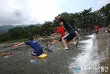 산청 삼장면 송정숲서 물놀이