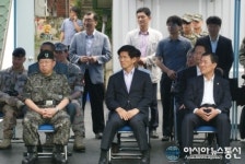 대성동초교 학생들 공연 관람중인 김문수 경기도지사