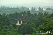 대성동 팔각정 너머로 흐릿하게 보이는 기정동 마을