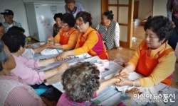 군위군 자원봉사센터, 매달 경로당 찾아 봉사 활동 펼쳐