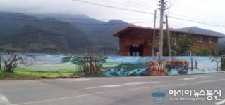 건물담장에 피어난 산청 시천면의 사계(四季)