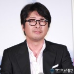 화이:괴물을 삼킨 아이 훈훈한 표정의~ 김윤석