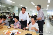 의령군 화정 메추리농장, 노인들 점심 대접