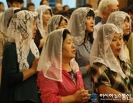 의정부 천주교 시국미사...미사보 쓰고 기도하는 여성 신도들