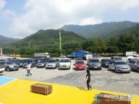 휴게소에 주차한 자동차~