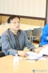 논문 심사를 하고 있는 양영종 교수