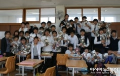 성주중 학생들 인형 친구만들어 주기 눈길