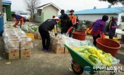 부안군 보안면 여성자원봉사회 김장김치 이웃에 전달