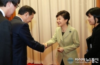 박 대통령, 카자흐스탄 총리와 악수