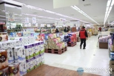 아울렛마트 값싸고 다양한 물건을 판매합니다