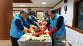 밀양권관리단, 김치, 병물, 생활보조금 전달