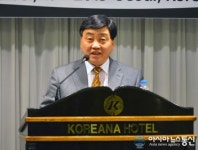 건배사하는 이명훈 코트파 부사장