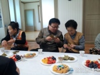 이동필 장관, 의령 특산품 망개떡 먹으며 노인들과 담소