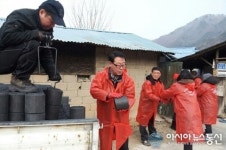 인제군청 주민생활지원과 직원들 ‘사랑의 연탄’ 전달, 귀감