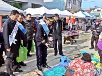 전통시장살리기 캠페인 펼치는 주의영 울진경찰서장
