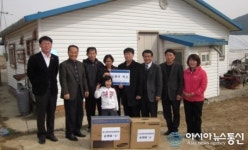부안 주산면 송영일 주민자치위원장 다문화 가정에 컴퓨터 세트 기증