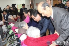 광명5동 경로당, 치매 노인들에게 직접 짠 사랑의 목도리 전달