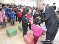 영양군 일월초, 신입생에게 장학금 통장 전달