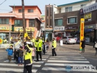 횡단보도를 건널때는 손을 들고 건너요