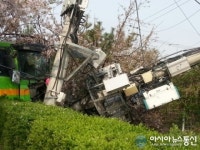 인천시 서구 폐기물차량 전신주 들이받아