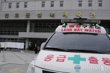 [진도 여객선 침몰]진도군실내체육관, 실종자 가족들로 가득차…