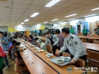 노인들에게 맛있는 점심 대접에 일손 보태고 왔어요.