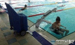 충주 국민체육센터 수영장 장애인 리프트 설치