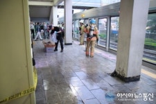 금정역 폭발음 11명 부상, 사고 현장 수습하는 관계자