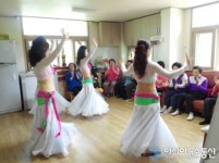 어르신들에게 선보이는 밸리 댄스